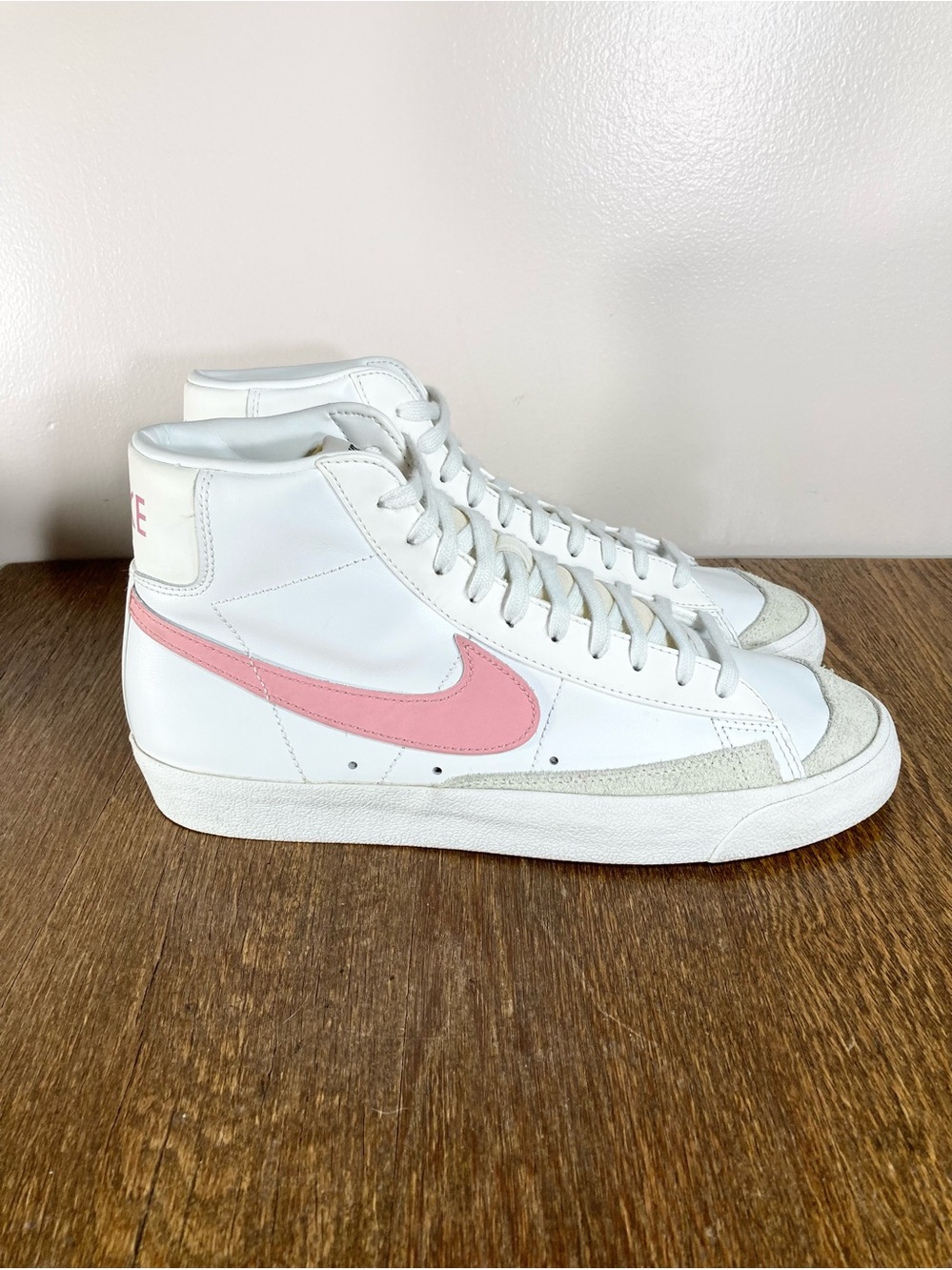 Nike Blazer Mid ‘77 Vintage Retro Sneaker Women’s Size 12 Men’s 10.5  White/Pink